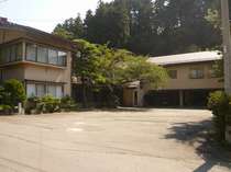 天川荘全体像と駐車場 天川荘 プランをみる