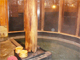 浴場は総檜造り。圧倒的な存在感を誇る丸太の大黒柱