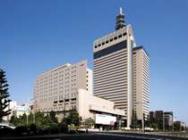外観(昼):仙台のランドマークSS30ビルと同一敷地内に建っています。(手前が当ホテルです) 仙台国際ホテル プランをみる