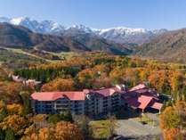 秋の白馬東急ホテル・・・冠雪した北アルプスと美しい紅葉をごらんになれます(10月下旬~11月頭) 白馬東急ホテル プランをみる