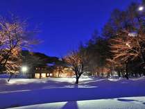 【冬】真っ白な雪景色の中、月明かりに照らされる宿風景。雪見風呂も楽しめる季節、夜の露天風呂も趣がある 時の宿 すみれ プランをみる