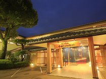 夕闇にも映える重厚な玄関前。 下田セントラルホテル プランをみる