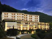【外観】ライトアップするとまるで暗がりに浮かぶ宮殿のようなたたずまいに。 ラビスタ富士河口湖 プランをみる