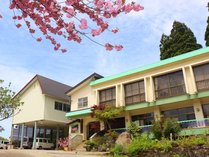 【外観】心の宿やすらぎ。周辺は雄大な自然が広がっています。 心の宿 やすらぎ プランをみる