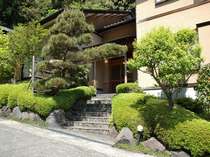 玄関 紅梅・白梅やさつき等四季折々に花も楽しめる お宿 みなみ プランをみる