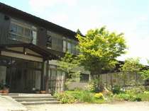萱葺き屋根の自宅隣にある、湯治棟の本館よりお入り下さいませ♪ 山ふところの宿 みやま プランをみる