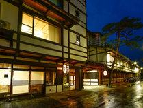 伝統を再現した建築様式 大きな白壁と黒い梁が美しい景観を創り出す伝統の"せがい出し梁造り" 大阪屋 プランをみる