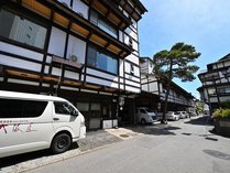 伝統を再現した建築様式 大きな白壁と黒い梁が美しい景観を創り出す伝統のせがい出し梁造り 大阪屋 プランをみる