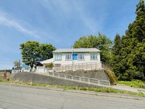グレー屋根の白い建物です。 六日町ヒュッテ プランをみる