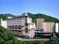 夏のよそおい。力強く芽吹く緑に包まれる当館。 第一滝本館 プランをみる
