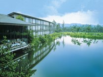 湖畔に浮かぶ豪華客船のような風貌の清家清建築 ザ・プリンス 軽井沢 プランをみる