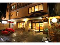 夜の外観 御宿 炭乃湯 プランをみる