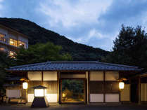 【外観】渓流沿いにひっそりと佇む温泉旅館。里山の温かな時間を。 星野リゾート 界 川治 プランをみる