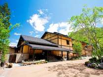 【母屋外観】澄んだ空気を感じながら、新緑の山懐をお楽しみ下さいませ。 深山桜庵 プランをみる