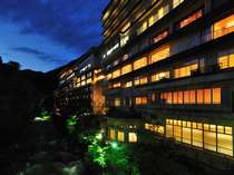 【外観】ライトアップされた美しい利根川と雄大な谷川岳を望む水上橋からの外観 水上館 プランをみる