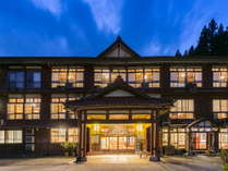 昭和13年建築の本館は国の登録有形文化財に指定。1階はフロントやロビー、2階と3階に客室がございます。 凌雲閣 プランをみる