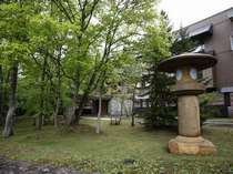 木々に囲まれた翠山亭倶楽部定山渓。隠れ家を思わせる大人の湯宿です。 翠山亭倶楽部定山渓 プランをみる