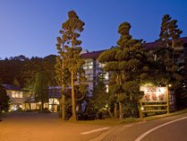 夜になると、当館を包む明かりによって昼間とはまた違った雰囲気に。 常盤館 プランをみる
