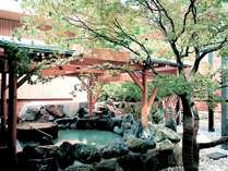 【2F もみじ湯/露天風呂】庭園の中にたたずむ、ジャグジーを完備した露天風呂 花もみじ プランをみる