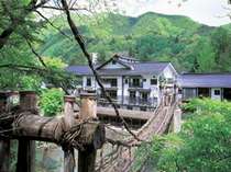新緑の本家伴久の本館 かずら橋を超えるとタイムトリップ あなた御自身へ回帰する時 本家伴久 プランをみる
