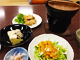高野豆腐・フキ・がんもの煮物、バンバンジーサラダ、サーモンマリネ、鶏の白ごま揚げ、寄せ鍋