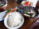 左に御飯、右に汁、奥に主菜。これが正しい日本食の配置