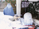 雪に埋もれるタヌキの石像