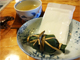 メグスリノキ茶と笹団子のサービスがある
