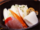 金目鯛・ホタテ・カニ・ネギ・エノキ・豆腐・春菊。魚介のダシが美味さを引き出す