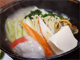 金目鯛・ホタテ・カニ・ネギ・エノキ・豆腐・春菊。魚介のダシが美味さを引き出す