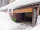 入口も雪に覆われている