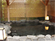 葦簀に囲まれた岩風呂に無色透明の温泉が満たされる