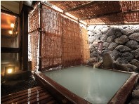 おおみや旅館 石垣から湧出する温泉が注ぐ露天風呂